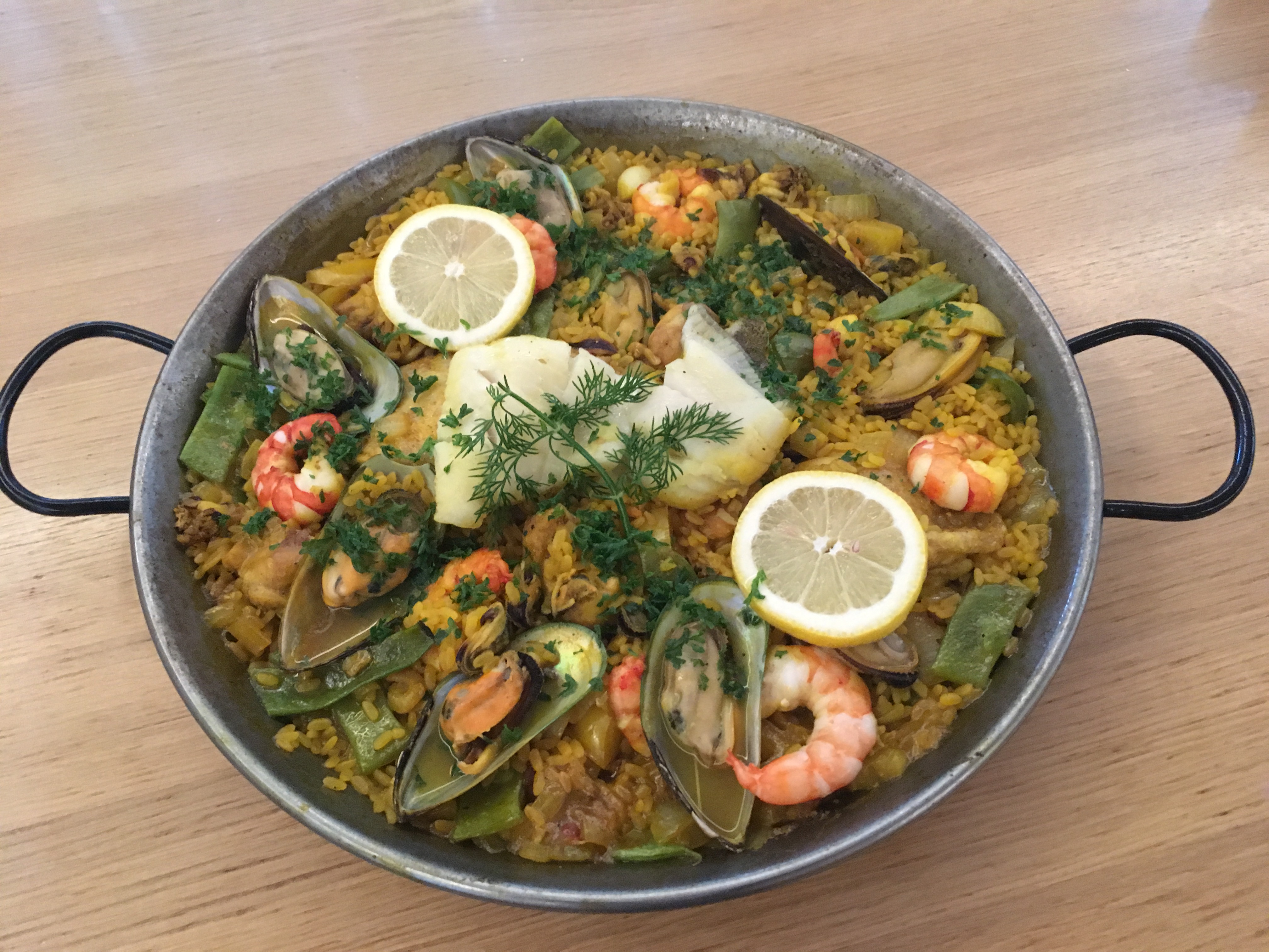 Paella und Muscheln