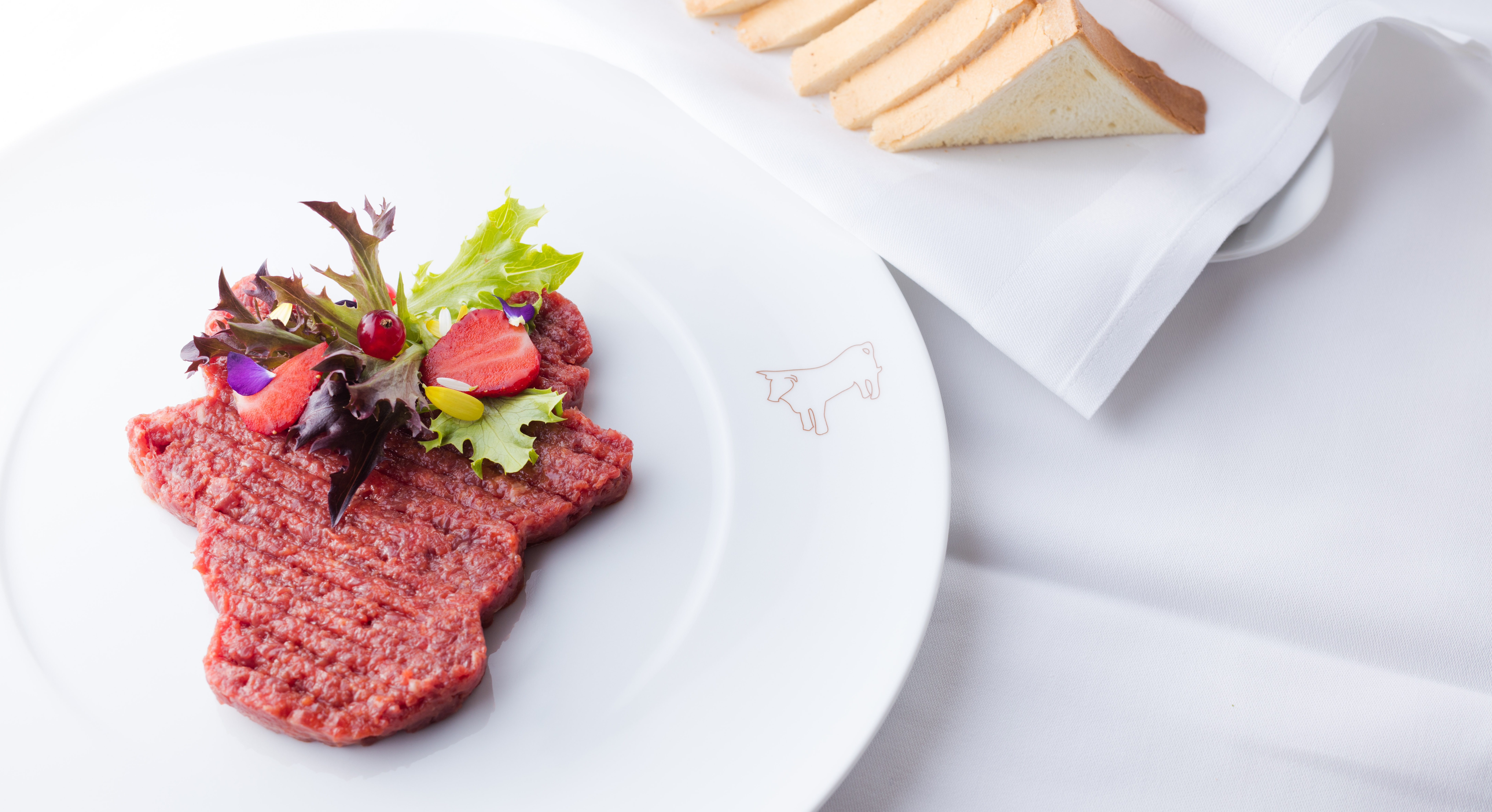 Tatar vom Rind frisch nach Ihrem Gusto zubereitet!