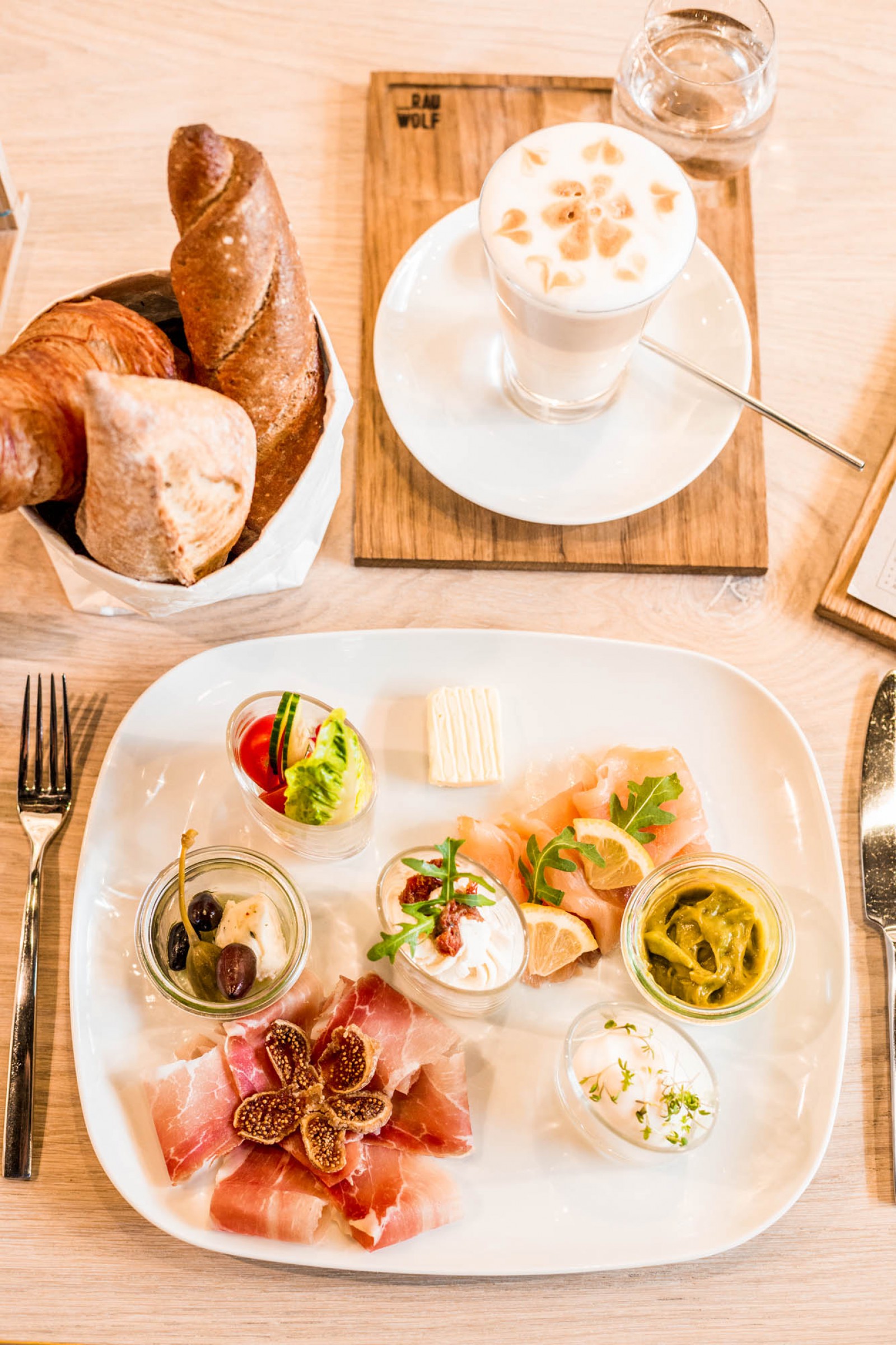 Restaurant RAUWOLF Rösthaus + Brewbar in Voesendorf