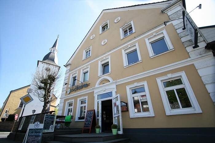 Artfarm Club, Restaurant und Hotel